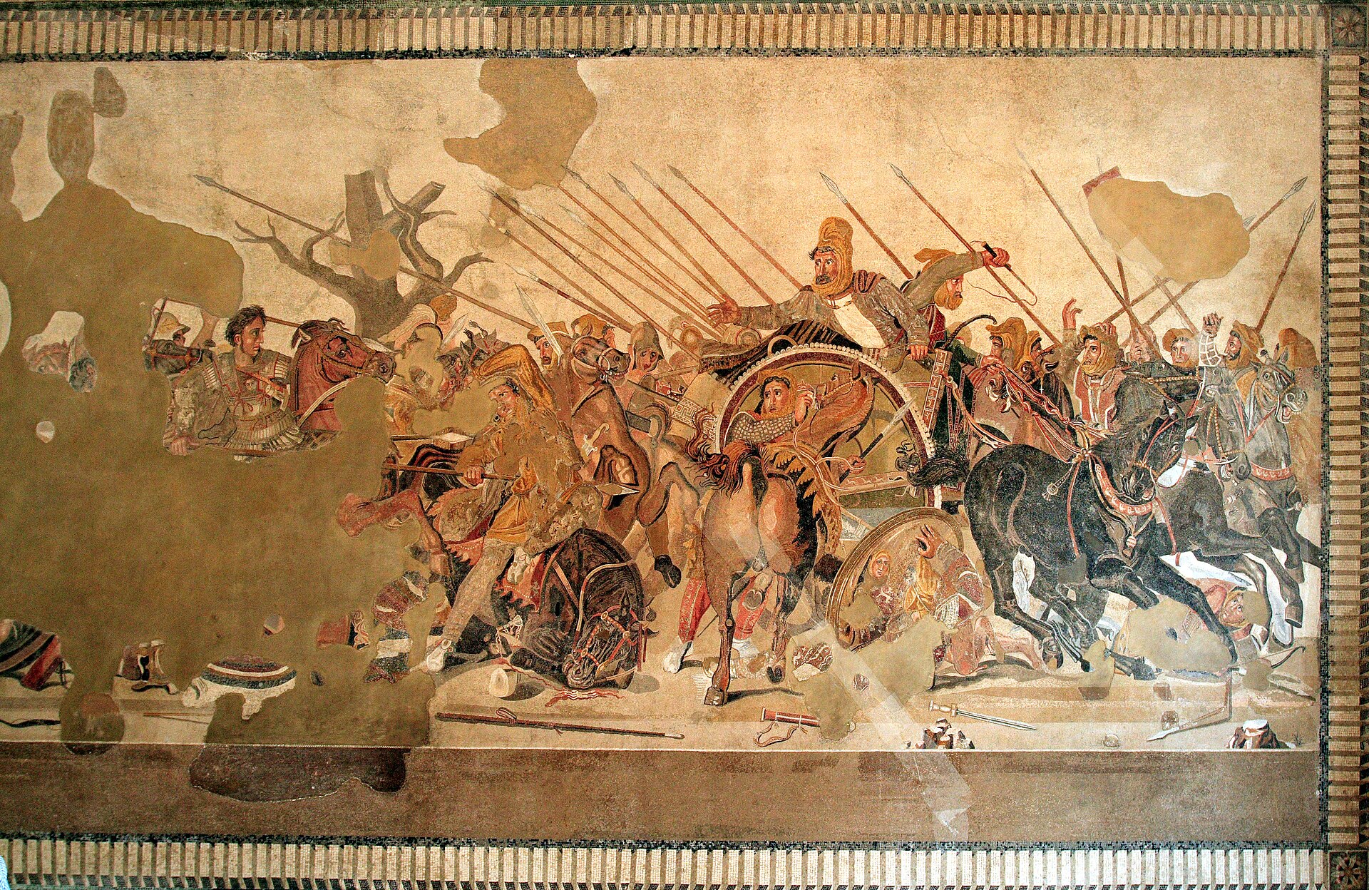 Mosaico com cavaleiros e soldados em combate; à esquerda, Alexandre a cavalo.